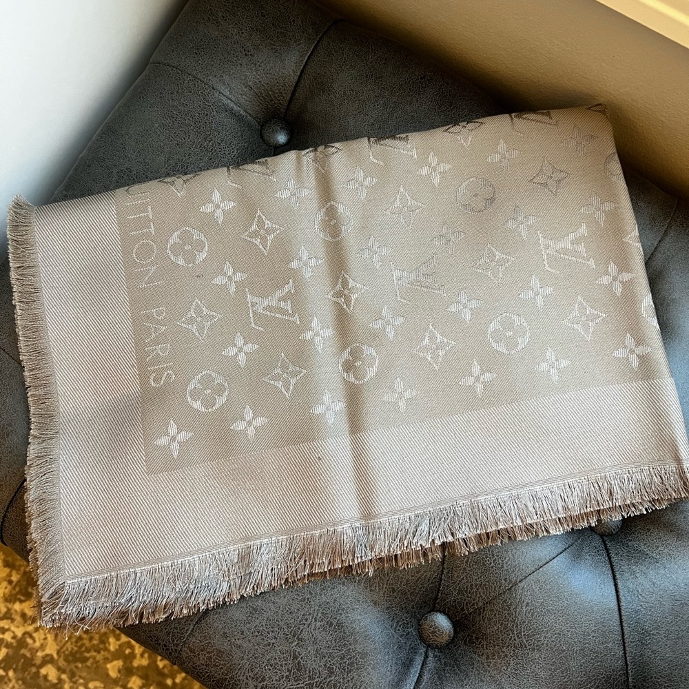 NEW Louis Vuitton Taupe Shine Shawl